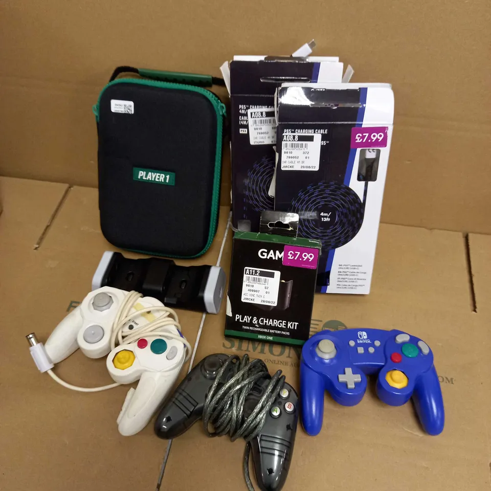 LOT OF 8 ITEMS INCLUDING 2 NINTENDO CONTROLLERS, XBOX CONTROLLER CASE, PS5 DUAL CONTROLLER CHARGING STATION