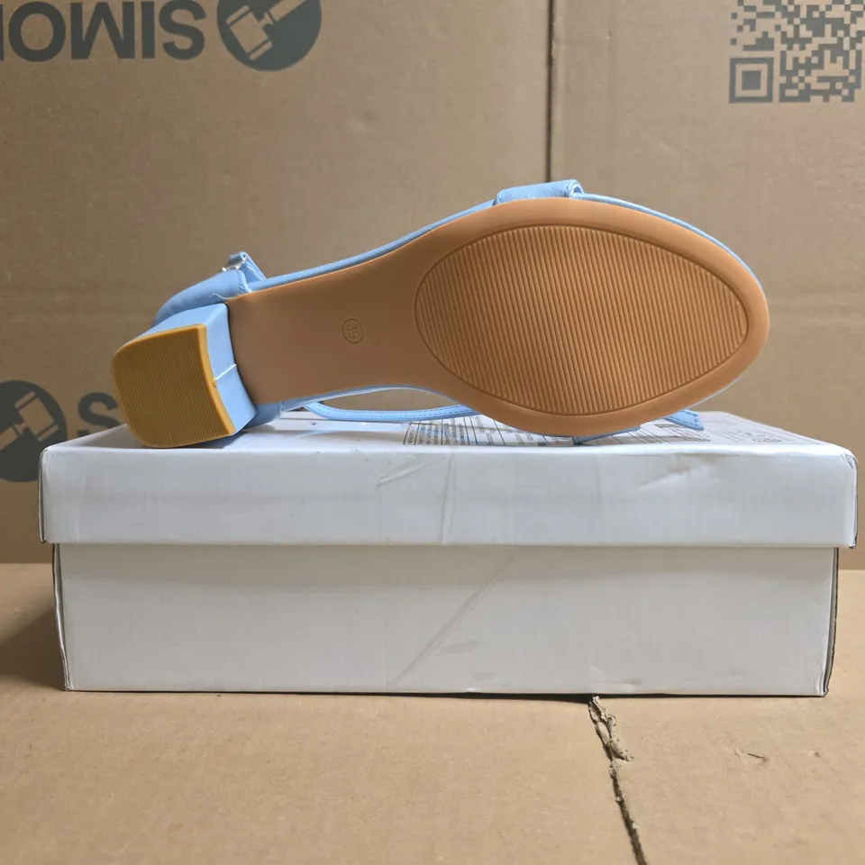 BOXED PAIR OF UNBRANDED OPEN TOE BLOCK HEEL SANDALS IN LIGHT BLUE SIZE EU 39