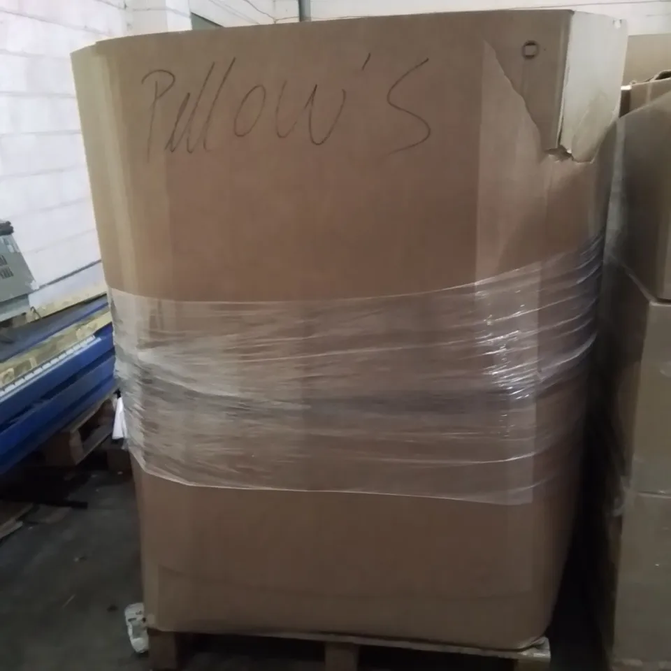 PALLET CONTAINING A LARGE QUANTITY OF PILLOWS 