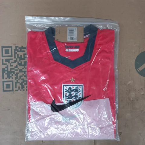 BAGGED NIKE ENGLAND AWAY FOOTBALL JERSEY IN RED SIZE 2XL