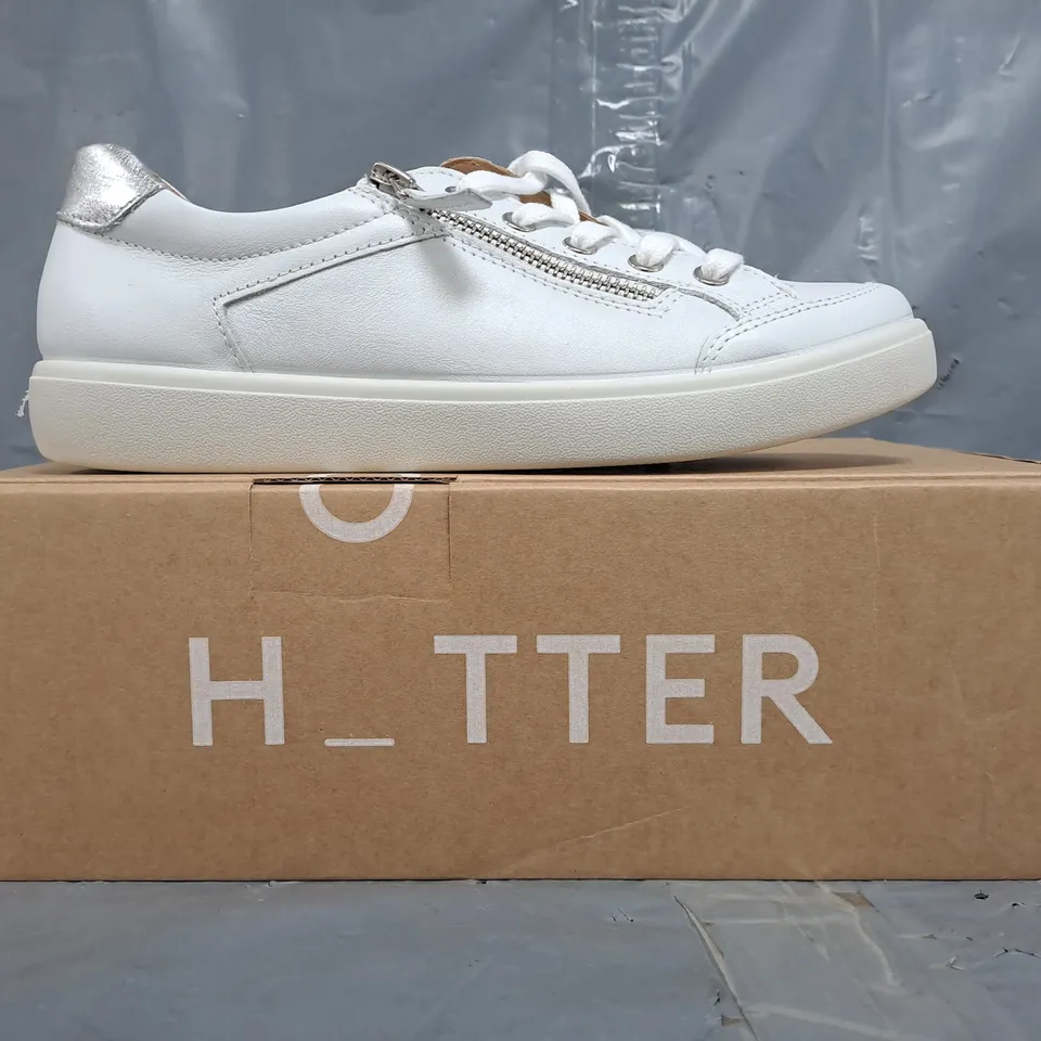 BOXED PAIR OF HOTTER CHASE II WIDE SHOES IN WHITE/SILVER SIZE UK 5
