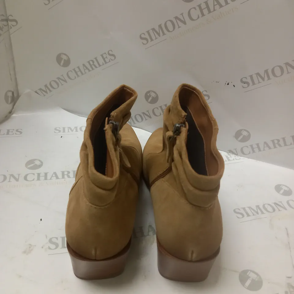 BEIGE / SAND BOOTS WITH HEELS - SIZE 9