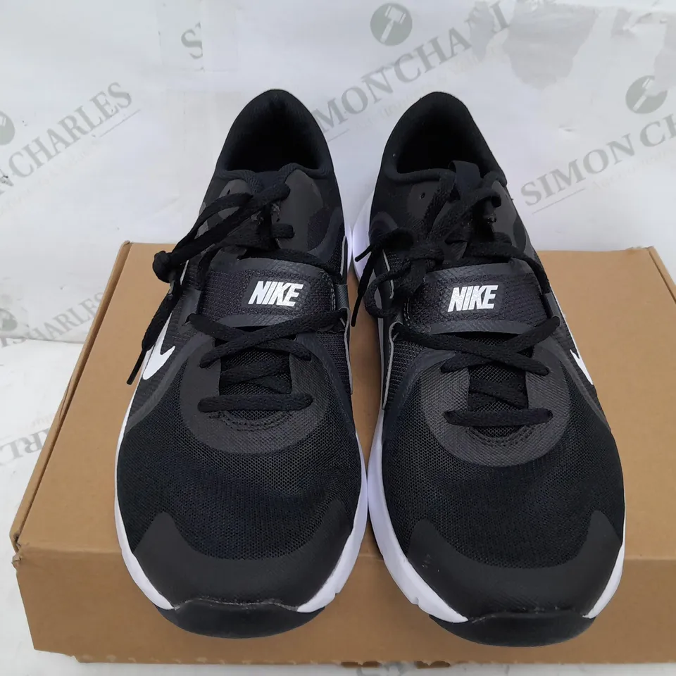 BOXED PAIR OF MENS NIKE IN-SEASON TR13 IN BLACK/WHITE - UK 10