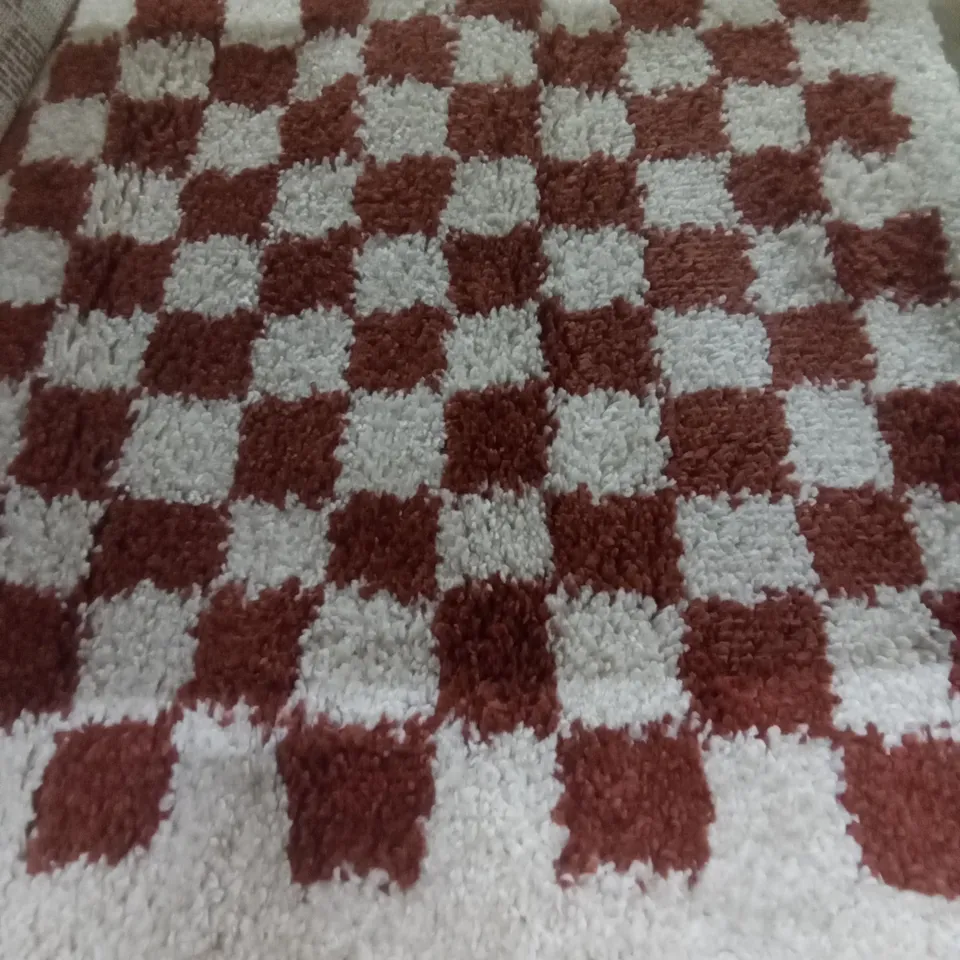 NOOR SOFT HIGH PILE MACHINE WOVEN CHEQUERED BURNT RED/WHITE RUG 80X150CM0