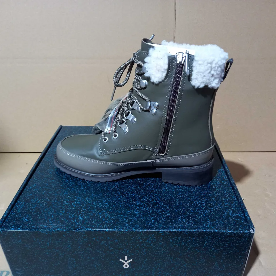 BOXED PAUR OF EMU OKAB FAUX LEATHER BOOTS IN DARK OLIVE UK SIZE 5