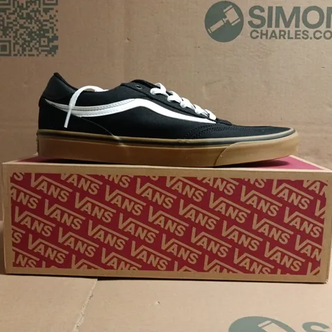 BOXED PAIR OF VANS BROOKLYN SHOES IN BLACK/WHITE SIZE UK 12