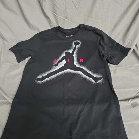 JORDON GRAPHIC TEE IN BLACK SIZE M