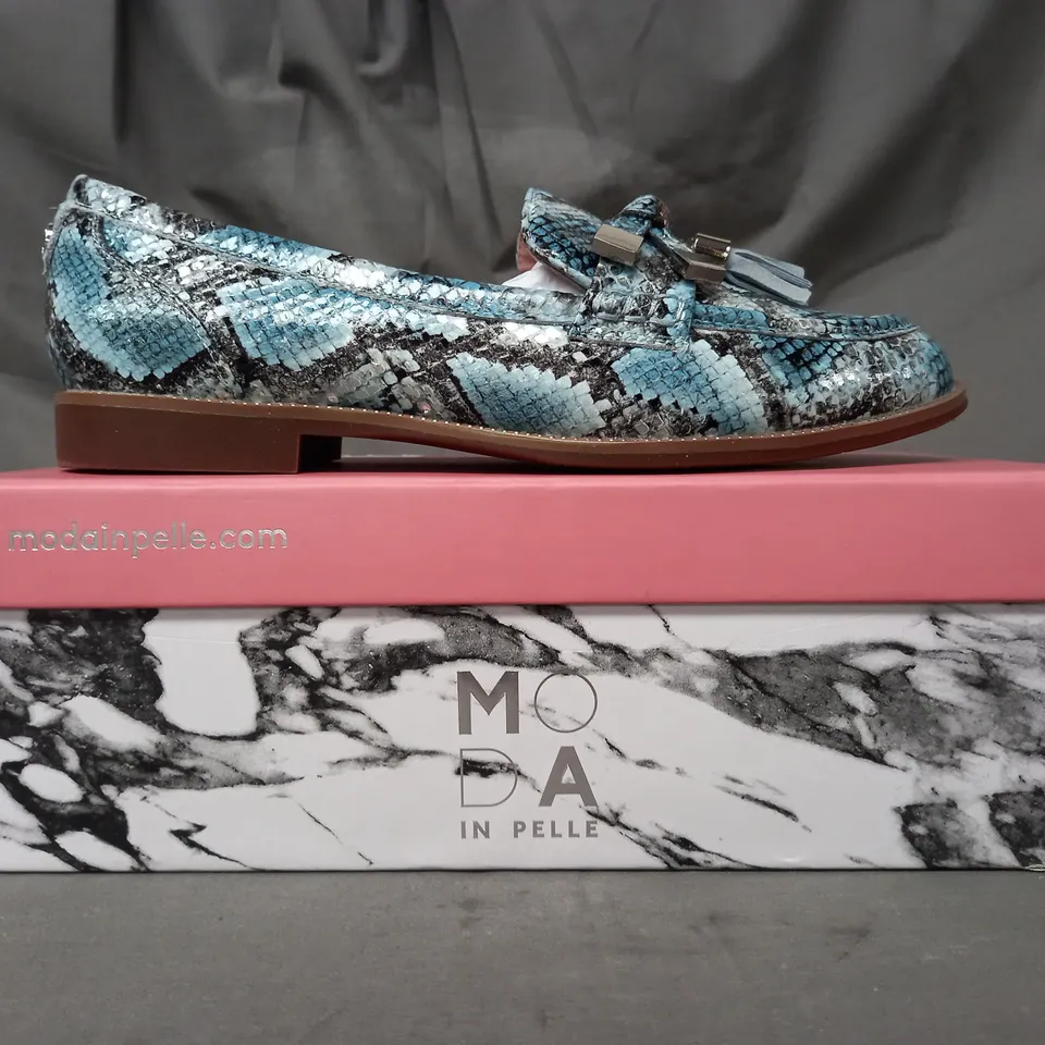 BOXED PAIR OF MODA IN PELLE LOAFERS IN DENIM SNAKE SIZE 5