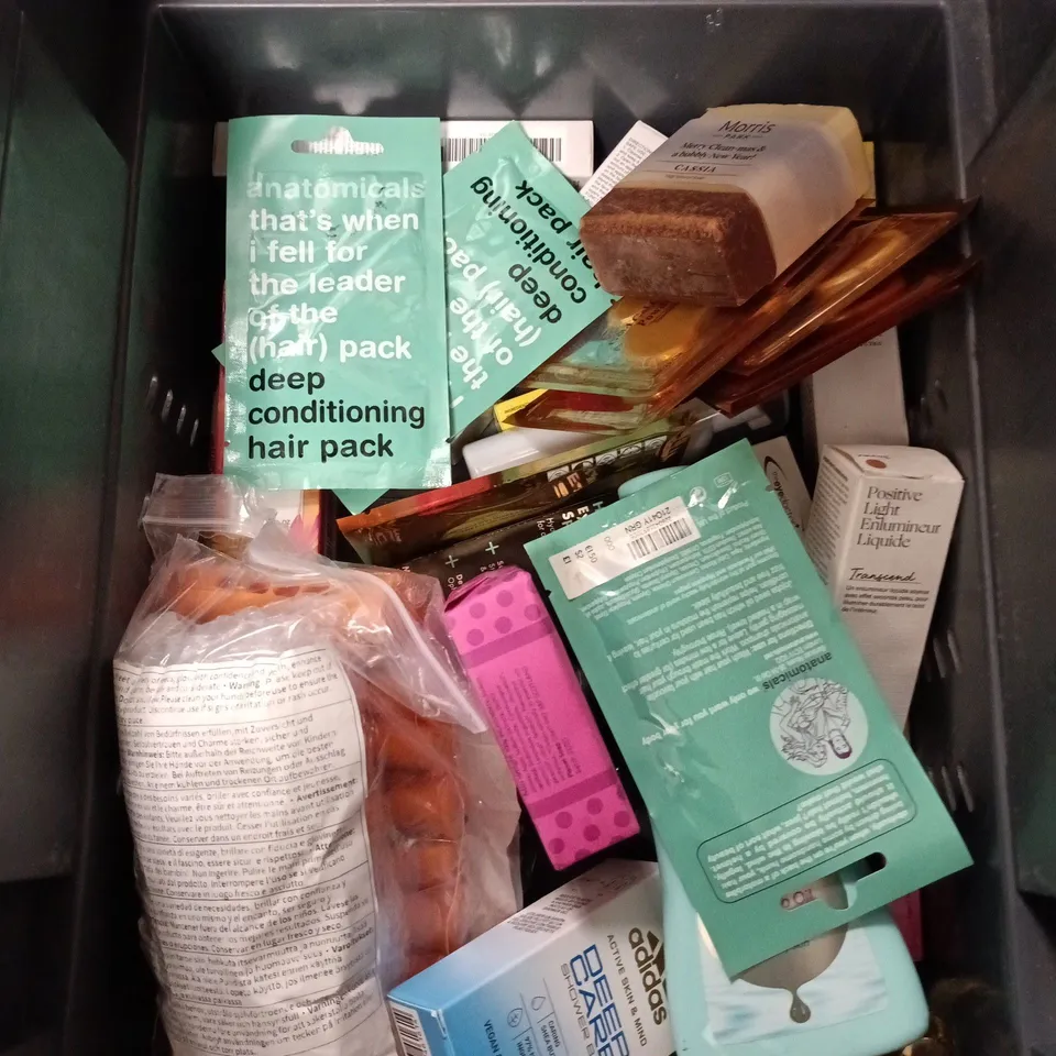 APPROXIMATEY 20 ASSORTED HEALTH AND BEAUTY PRODUCTS TO INCLUDE - ZEPHOCO COLOUR CHANGING FOUNDATION - CAMAY SOAP AND PLOUISE FIZZY POP