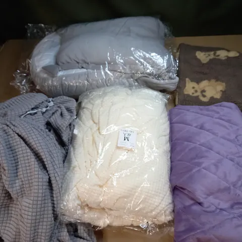 BOX OF 5 ASSORTED HOME & FURNITURE ITEMS TO INCLUDE SOFA COVERS, HEATED BLANKET, PET BED ETC