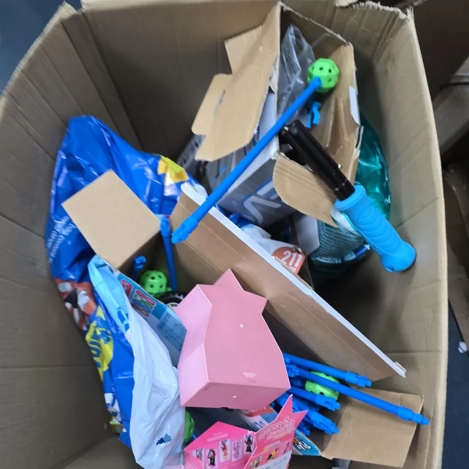 BOX OF ASSORTED CHILDREN'S TOYS AND ACCESSORIES