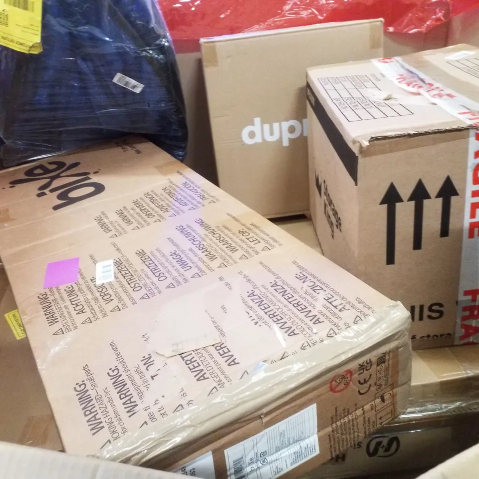 PALLET CONTAINING ASSORTED PRODUCTS INCLUDING PLAY MAT, CAT BED, V-SHAPED SUPPORT PILLOW & CHILD BOOSTER SEAT