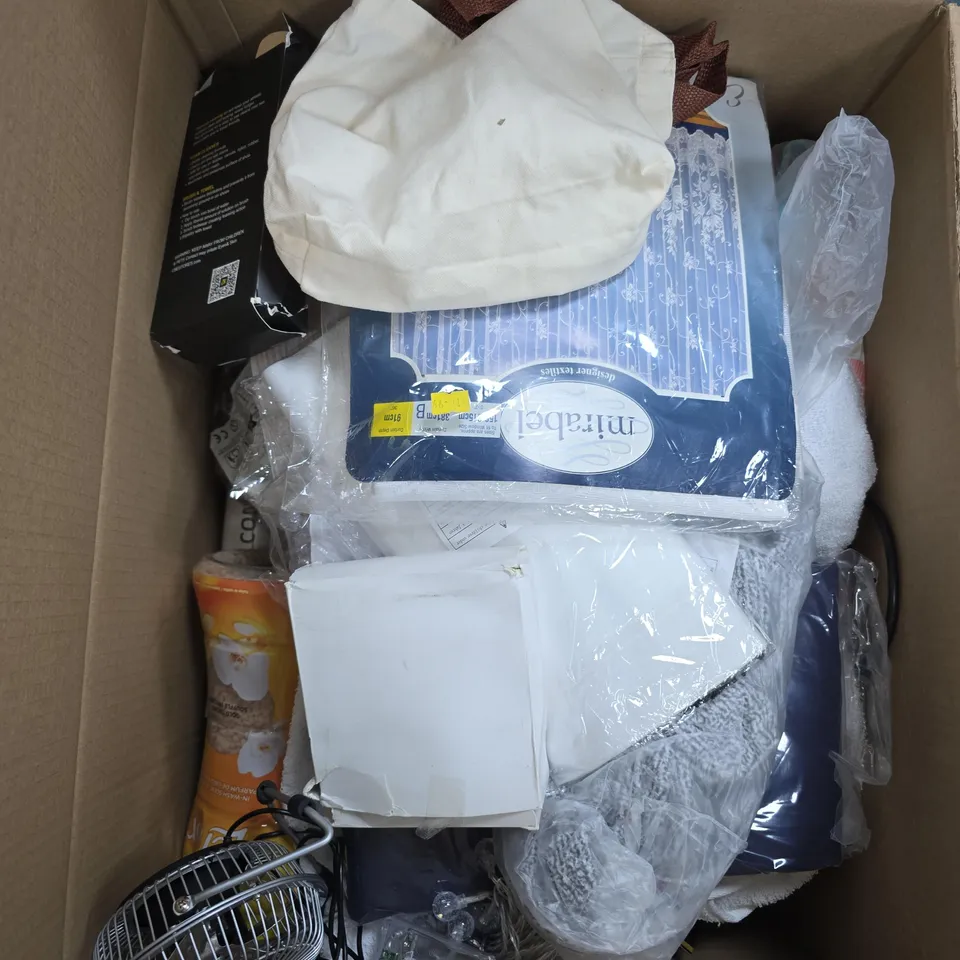 APPROXIMATELY 20 ASSORTED HOUSEHOLD PRODUCTS TO INCLUDE CURTAINS, USB FAN, SCENT BOOSTERS ETC 