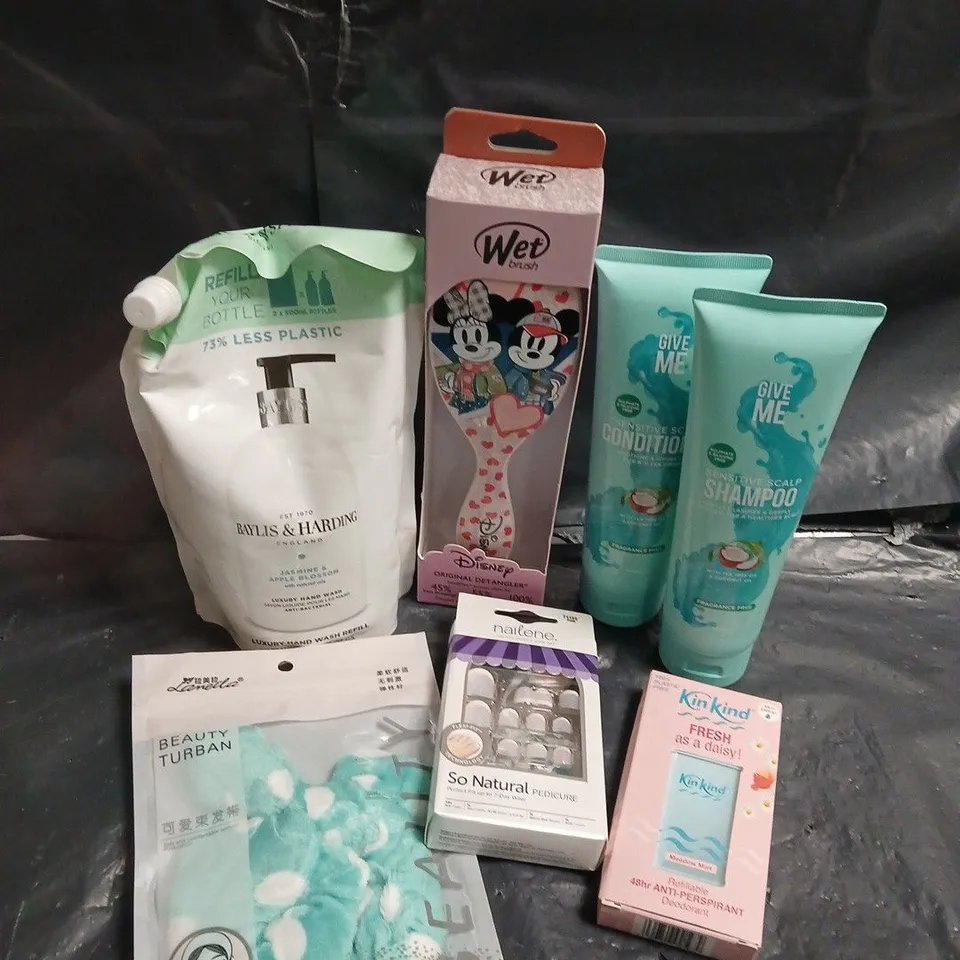 APPROXIMATEY 20 ASSORTED HEALTH AND BEAUTY PRODUCTS TO INCLUDE - GIVE ME SHAMPOO & CONDITIONER - KINKIND REFILLABLE ANTIPERSPIRANT - DISNEY DETANGLER BRUSH - ETC