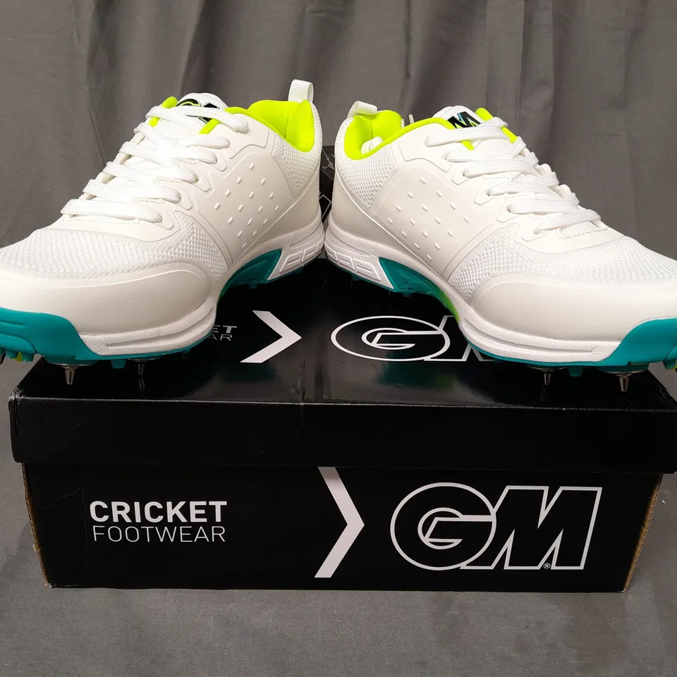 BOXED PAIR OF GM AION SPIKE CRICKET SHOES IN WHITE/BLUE/LIME UK SIZE 10