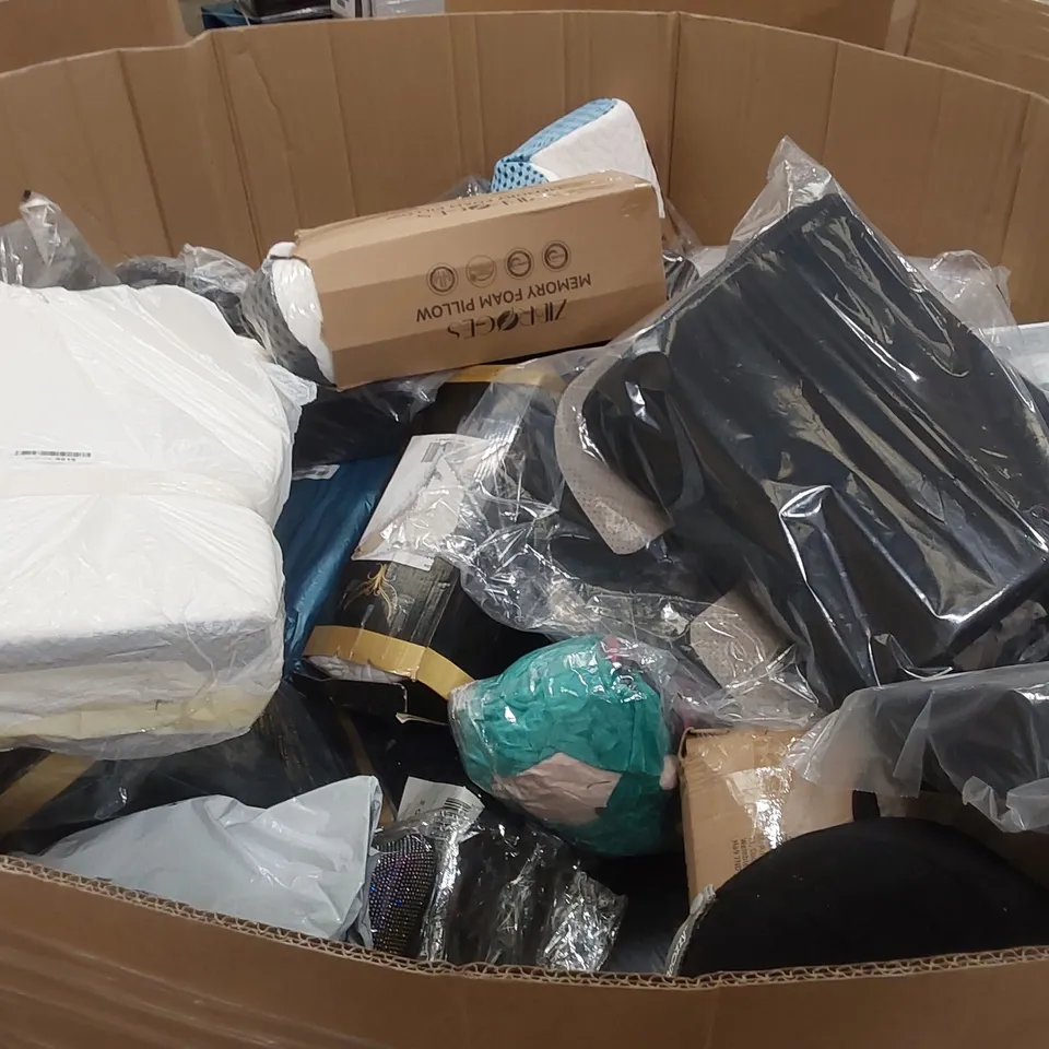 PALLET TO CONTAIN A LARGE ASSORTMENT OF PILLOWS AND CUSHIONS // BRANDS MAY VARY