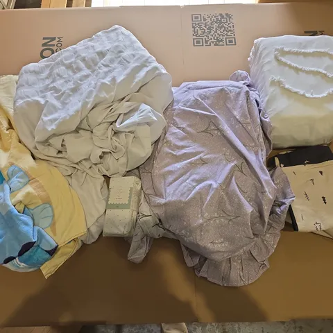 BOX OF APPROXIMATELY 10 ASSORTED BEDDING AND SOFT FURNISHING ITEMS TO INCLUDE - FITTED SHEET- BEDDING - TOWEL ETC.