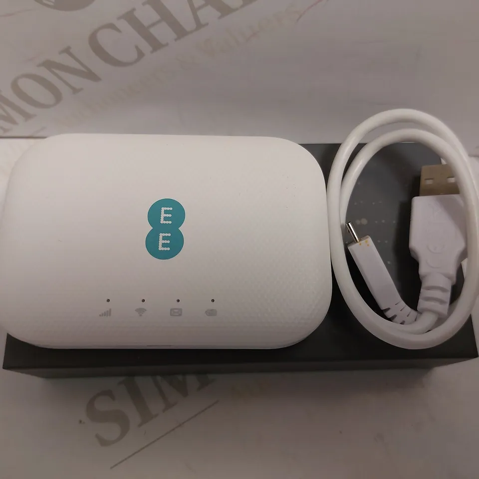 BOXED EE MINI HUB - WHITE