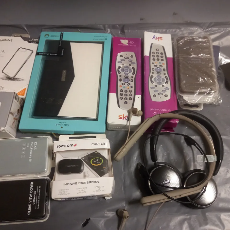 LOT OF APPROXIMATELY 30 ASSORTED HOUSEHOLD ITEMS TO INCLUDE JACK SPADE TABLET CASE, TOM TOM CURFER AND VARIOUS PHONE CASES