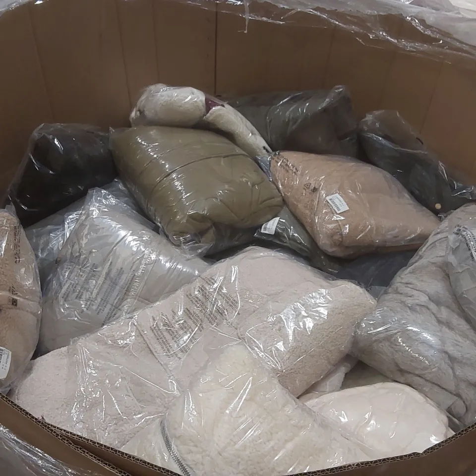 PALLET CONTAINING APPROXIMATELY 100x BRAND NEW ASSORTED DESIGNER CLOTHING ITEMS INCLUDING: SNOWDONIA JACKET, SIMPLY BE JACKETS, JD WILLIAMS JACKETS ECT