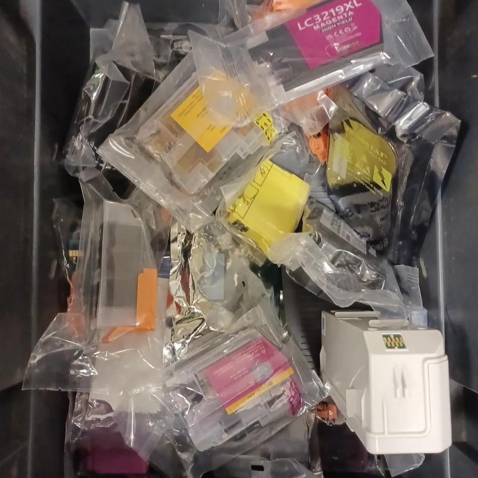 BOX OF APPROXIMATELY 25 ASSORTED REPLACEMENT PRINTER INK CARTRIDGES TO INCLUDE BLACK HP 652, CYAN LC3219XL, EPSON SJIC34P(K) ETC 