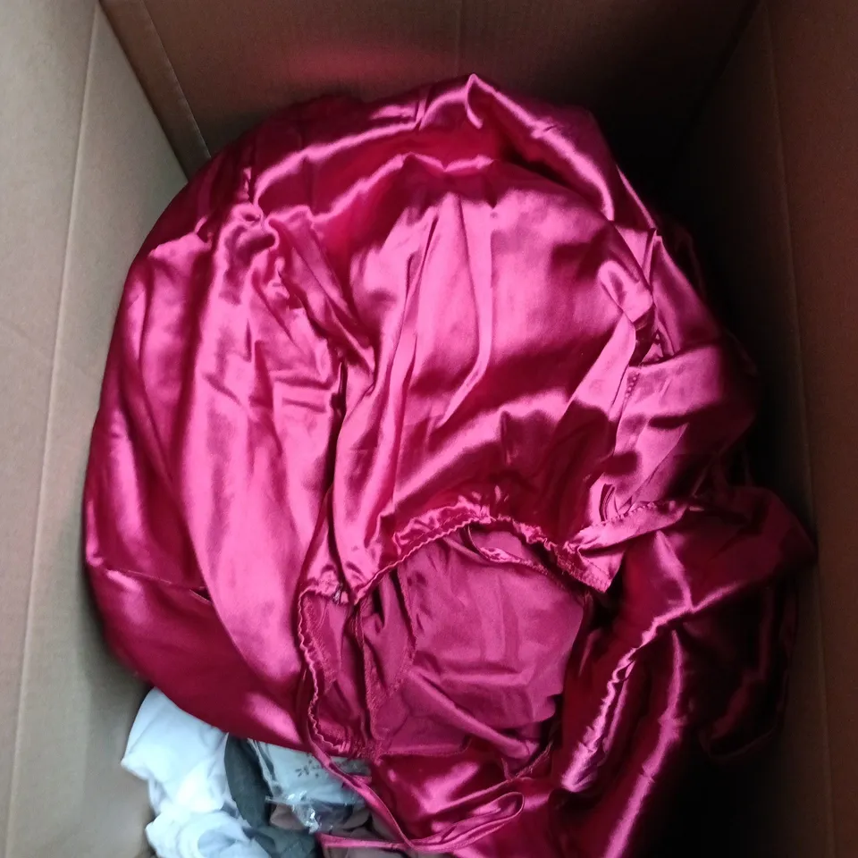 BOX OF APPROXIMATELY 10 ASSORTED CLOTHING ITEMS IN VARIOUS COLOURS, SIZES AND STYLES