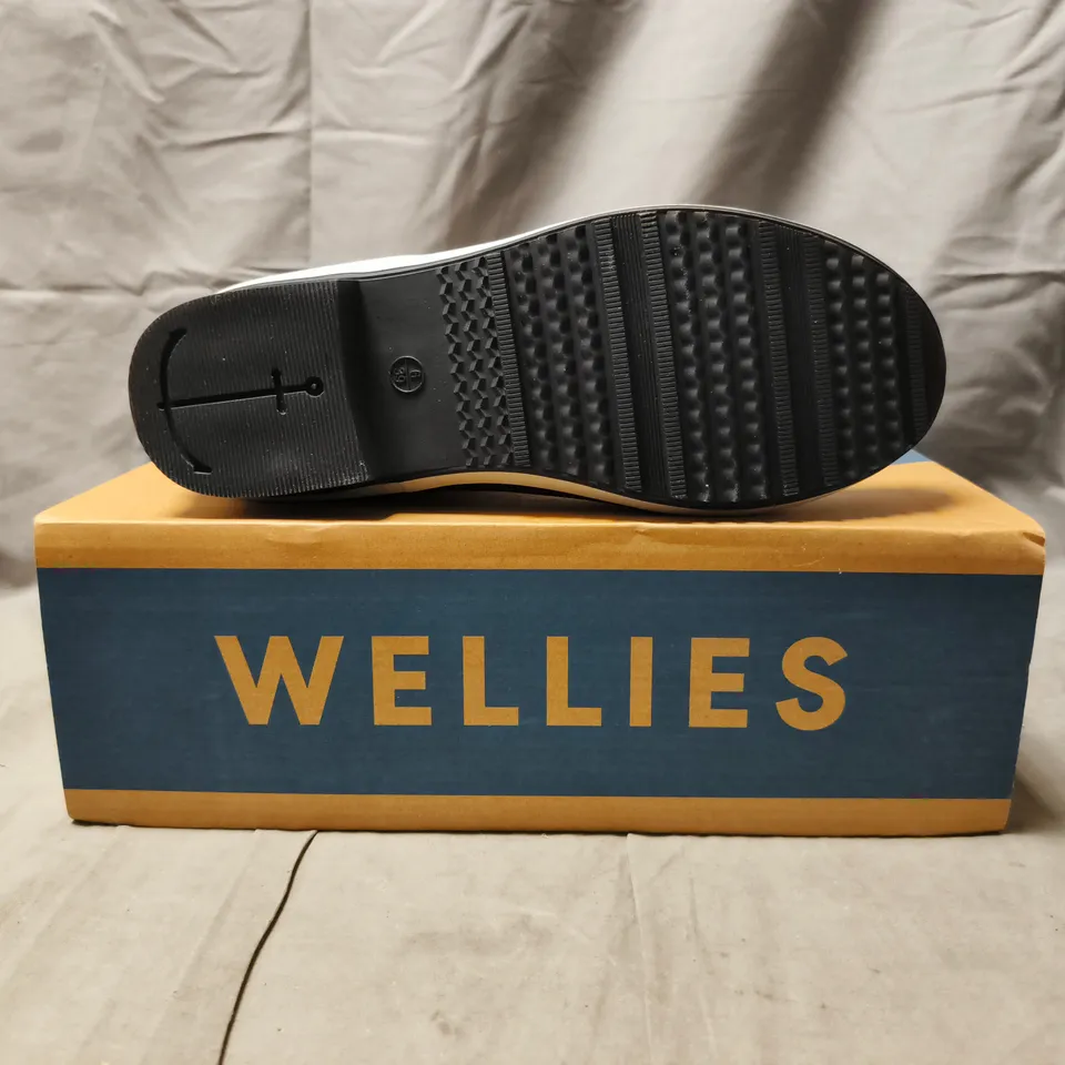 BOXED PAIR OF SEASALT CORNWALL STORM CHASER WELLIES IN INKWELL SIZE UK 6