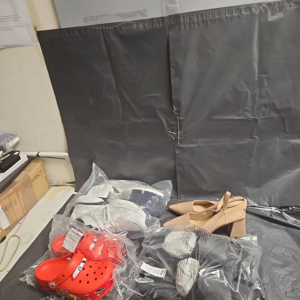 BOX OF APPROXIMATELY 60 ITEMS ASSORTED FOOTWEAR – SANDALS, SNEAKERS & HEELS VARIOUS SIZES.