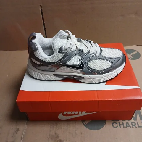 NIKE MESH WHITE/GREY KIDS TRAINERS BOXED SIZE 12.5
