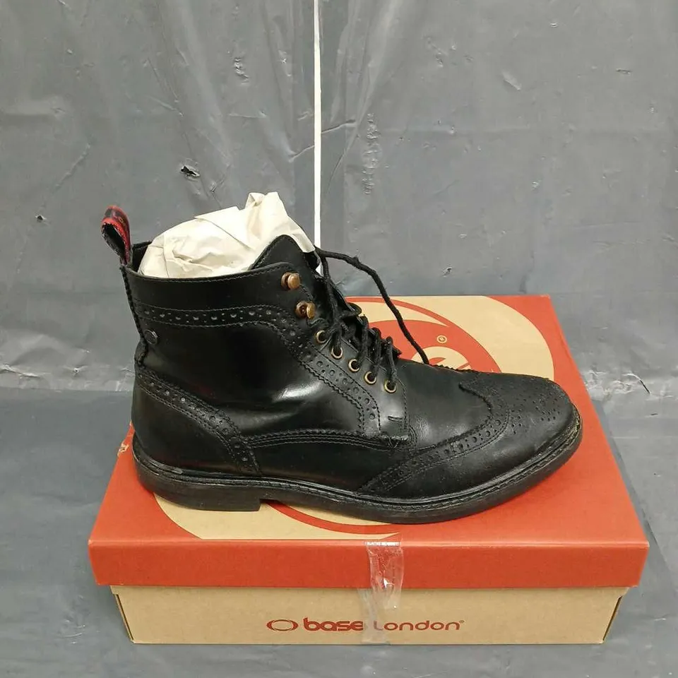 BOXED BASE LONDON PAIR OF DEALER LACE UP BOOTS IN WAXY BLACK SIZE 9