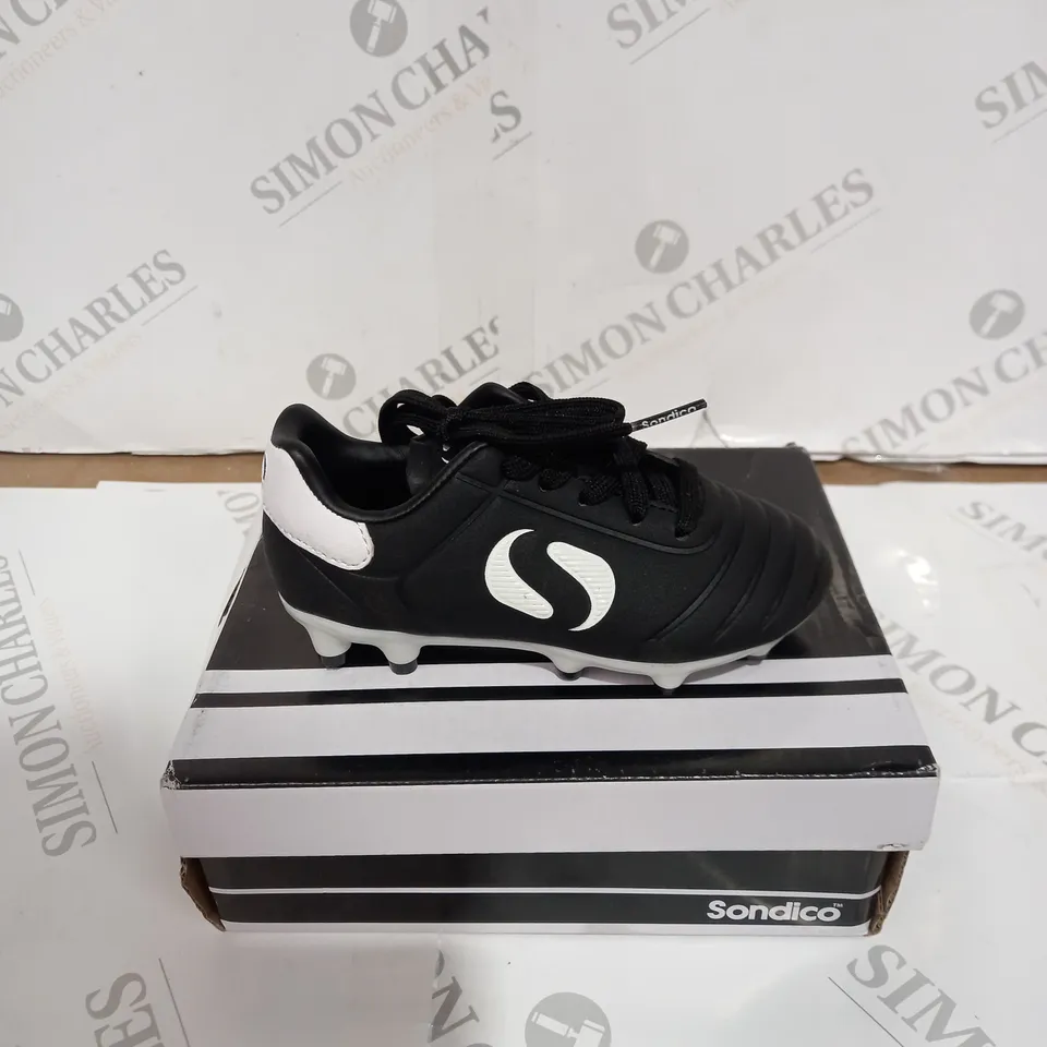 BOXED PAIR OF SONDICO ATRIKE FIRM GROUND FOOTBALL BOOTS - BLACK/WHITE, SIZE CHILDRENS 7 