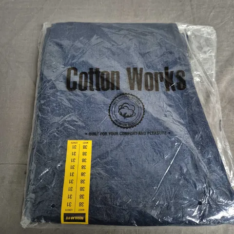 BAGGED COTTON WORKS REGULAR FIT JEANS IN BLUE - W38/L31