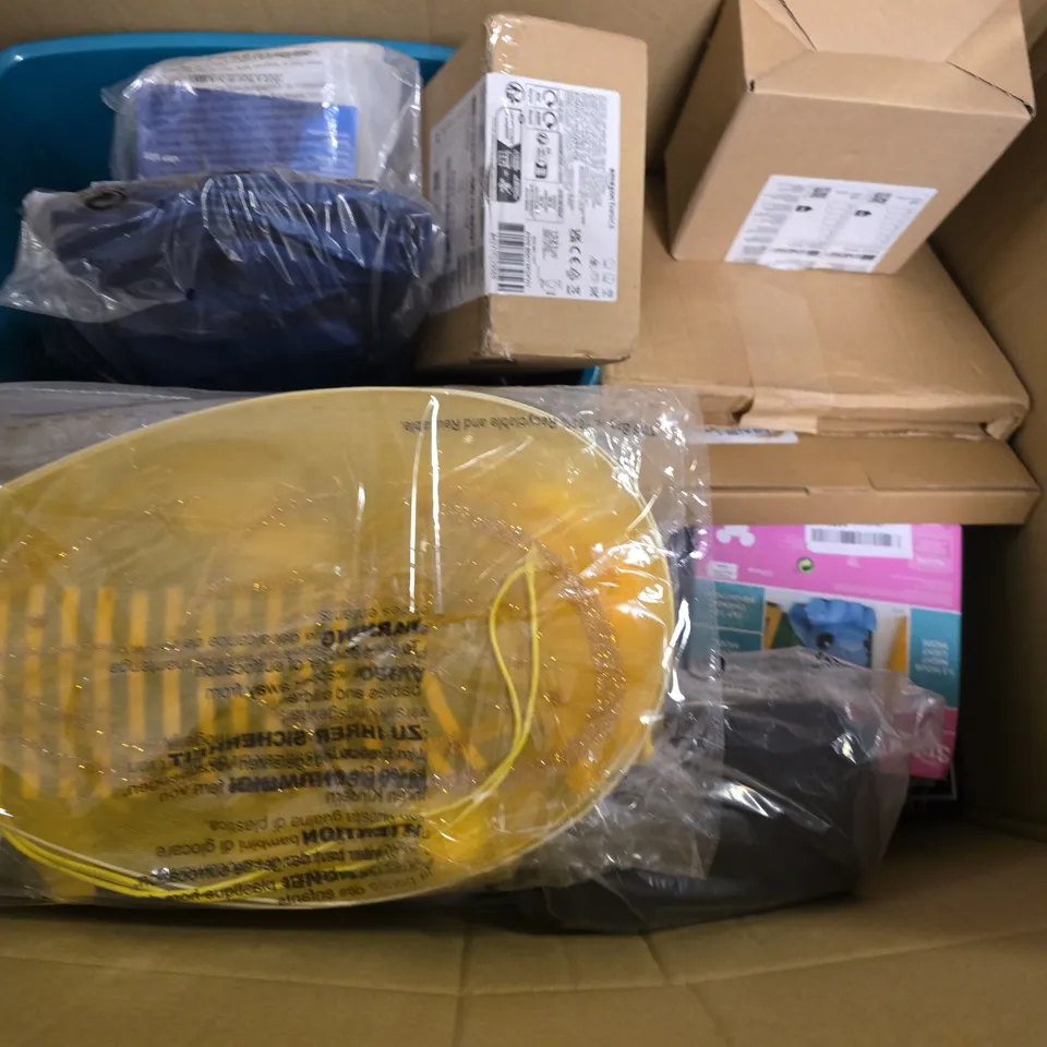 BOX OF APPROXIMATELY 10 ASSORTED BROKEN ITEMS TO INCLUDE - ELECTRONIC ALARM CLOCK , ENAMEL PAN , CARNIVAL MASK ETC