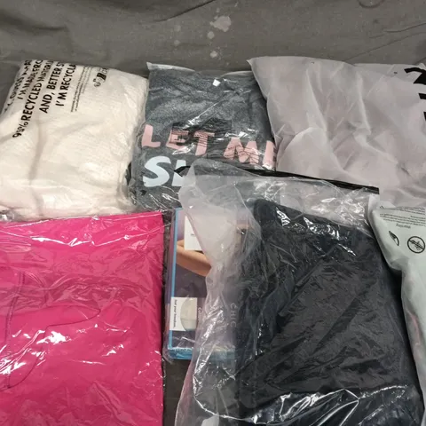 APPROXIMATELY 35 ASSORTED CLOTHING ITEMS IN VARIOUS SIZES, STYLES & COLOURS TO INCLUDE JEANS, TOPS, DRESSES, ETC - COLLECTION ONLY