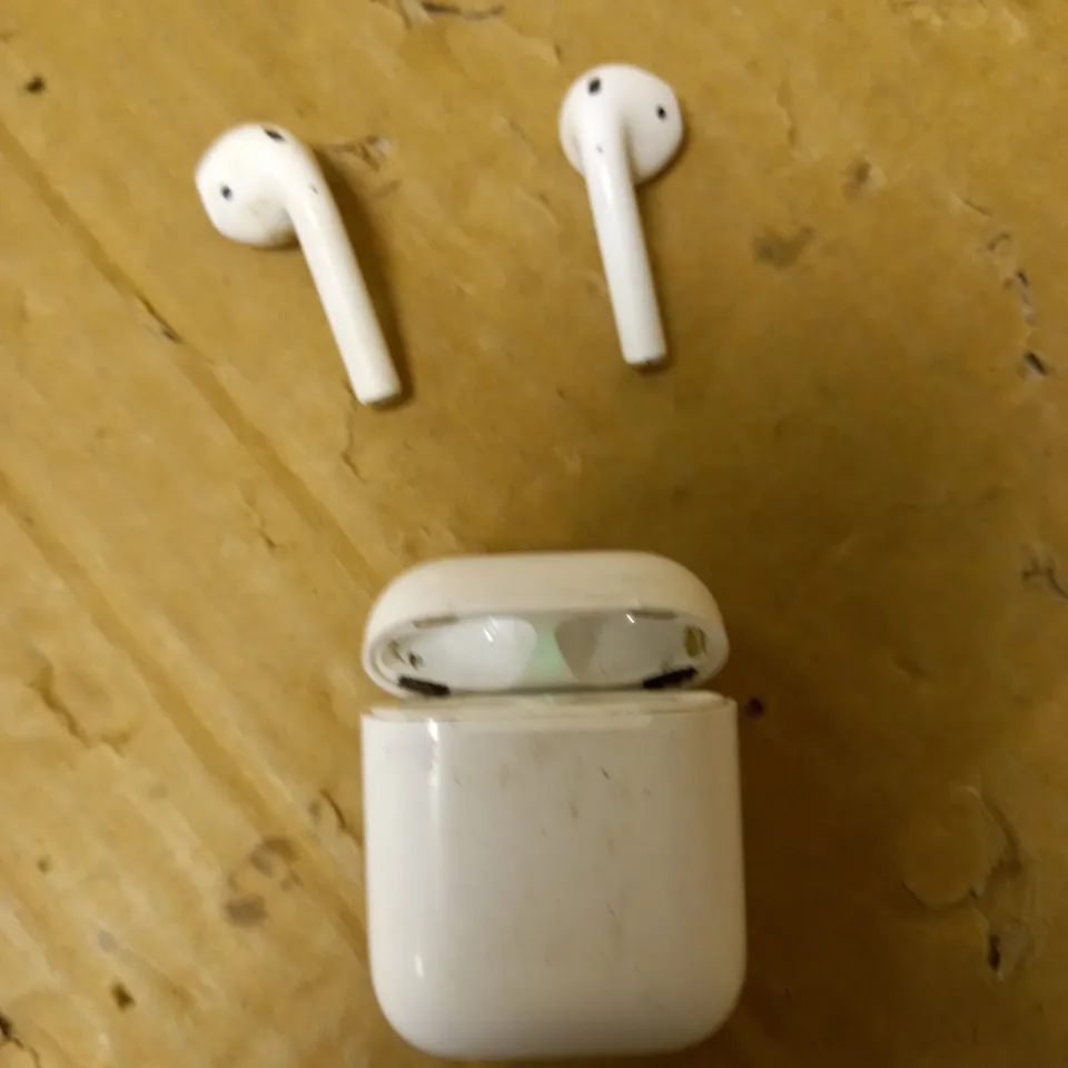 APPLE AIRPODS