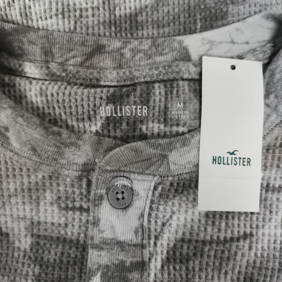 HOLLISTER MEN'S GREY MARL LONG-SLEEVE HENLEY TOP – SIZE M (MEDIUM)