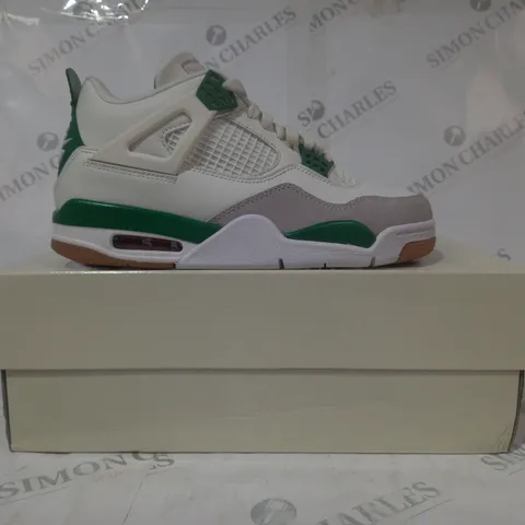 BOXED PAIR OF NIKE SB AIR JORDAN 4 RETRO SHOES IN WHITE/GREEN UK SIZE 7