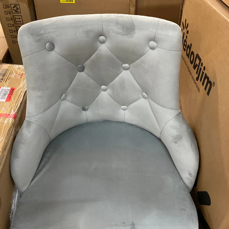 BOXED PAIR OF LIGHT GREY BUTTON BACK VELVET UPHOLSTERED BAR STOOL/SIDE CHAIRS 