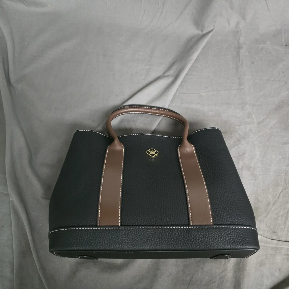BLACK PEBBLED LEATHER HANDBAG WITH BROWN HANDLES