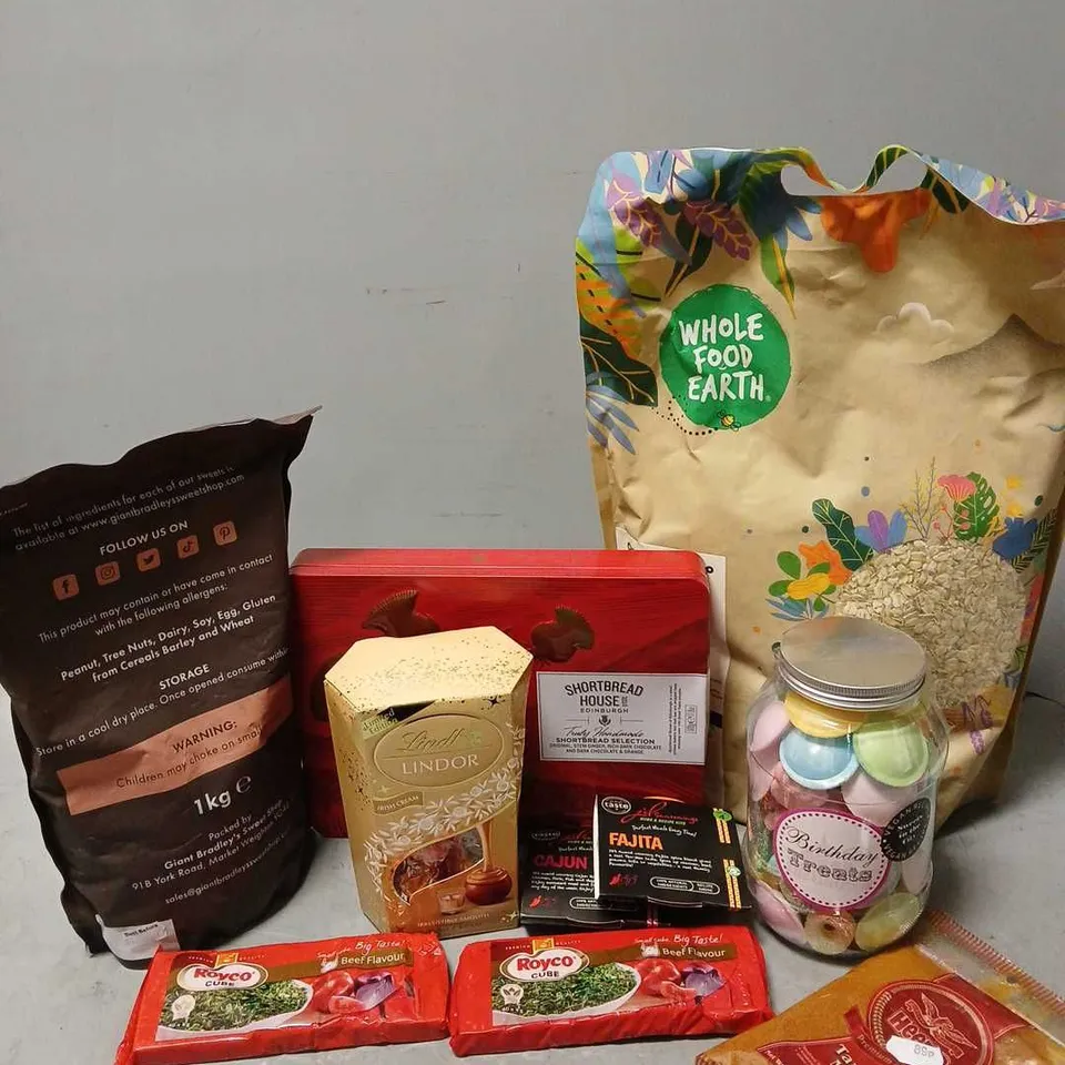 APPROXIMATELY 10 ASSORTED FOOD PRODUCTS TO INCLUDE ORGANIC JUMBO OATS (2kg), GIANT BRADLEYS SWEET SHOP PICK & MIX COLLECTION (1kg), SHORTBREAD HOUSE OF EDINBURGH SELECTION (500g), ETC