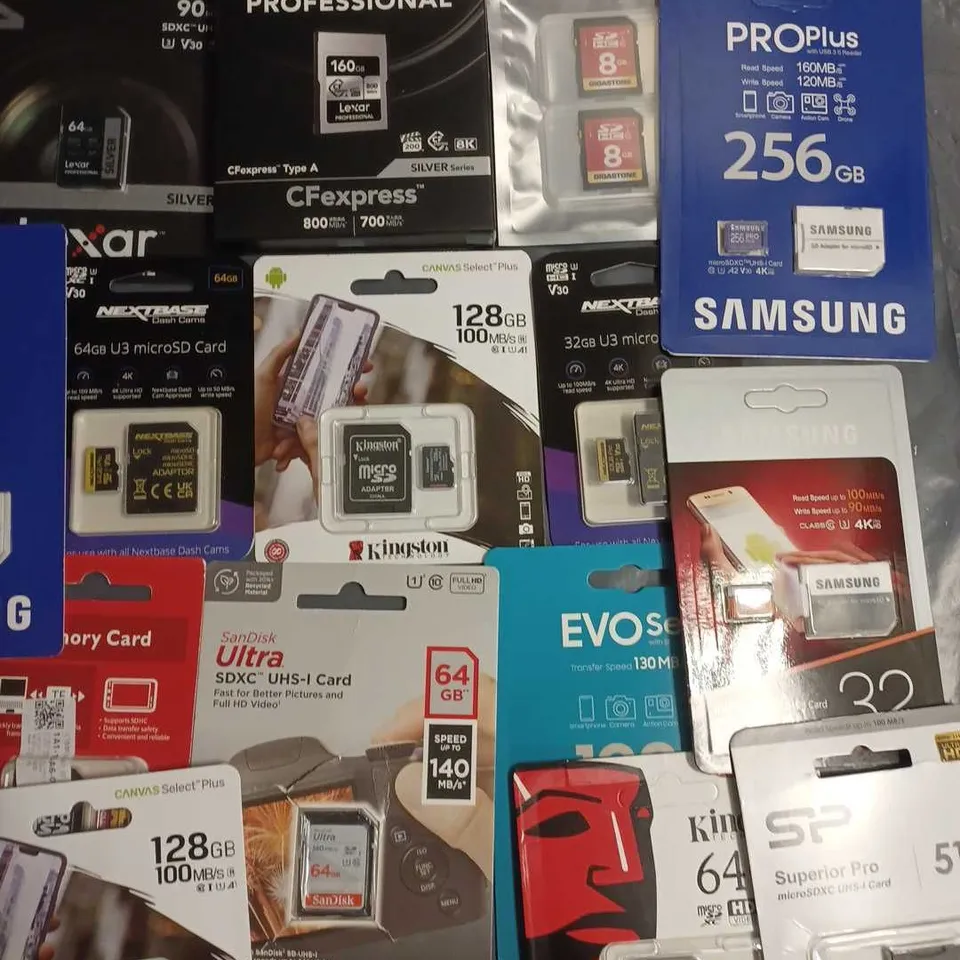 LOT OF APPROXIMATELY 60 ASSORTED MEMORY ITEMS TO INCLUDE SAMSUNG, LEXAR, SANDISK AND KINGSTON