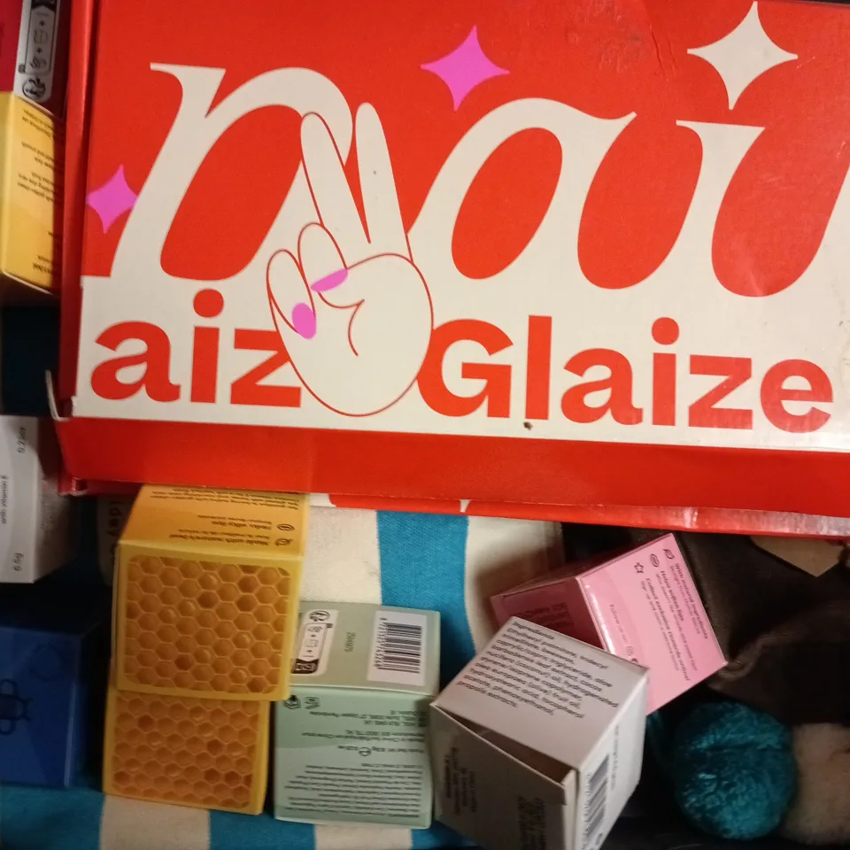 APPROXIMATELY 18 ASSORTED COSMETIC ITEMS TO INCLUDE HONEYBALM, BULL DOG, ETC - COLLECTION ONLY