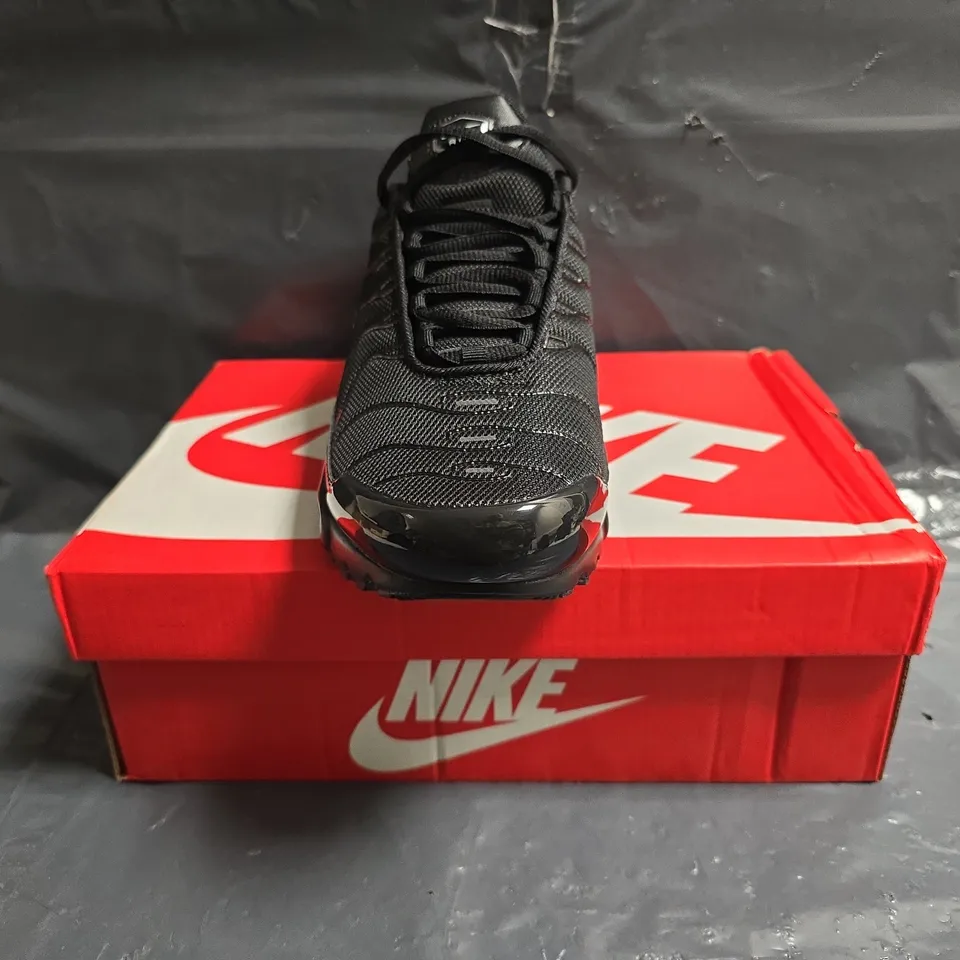 BOXED PAIR OF NIKE AIR MAX PLUS TN TRAINERS IN BLACK SIZE UK 7.5