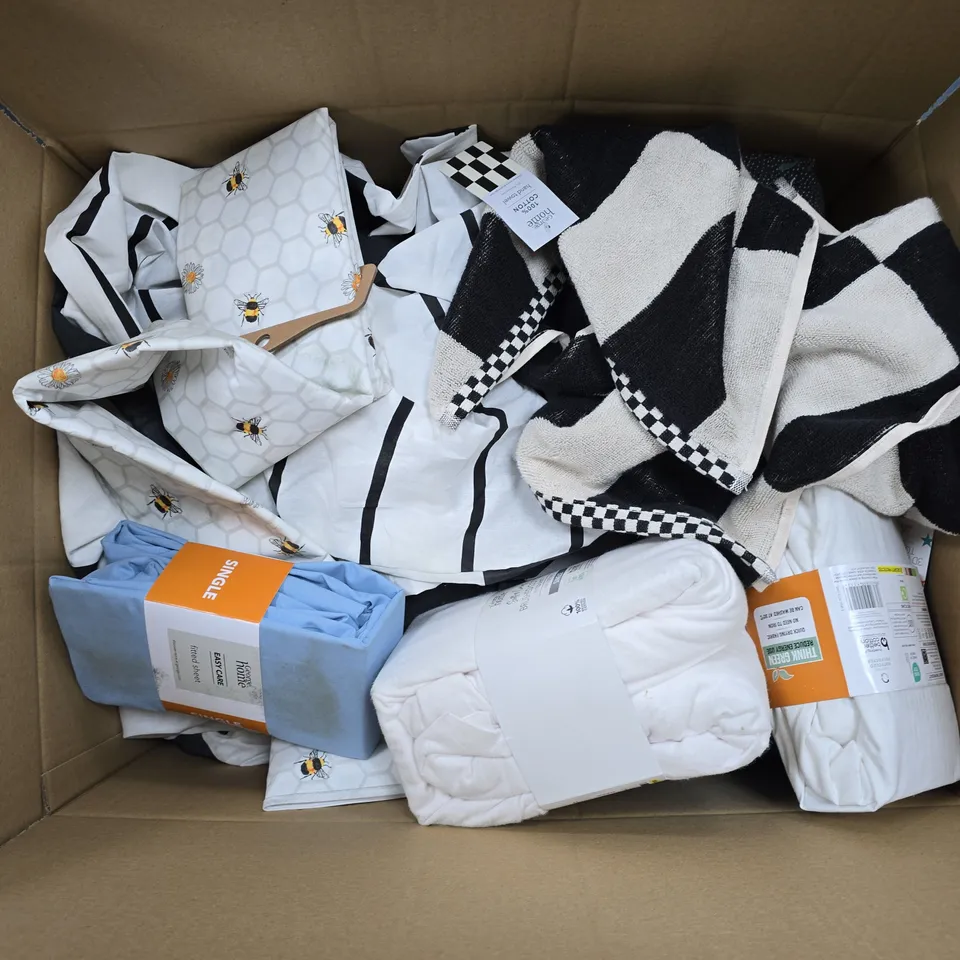 APPROXIMATELY 20 ASSORTED HOMEWARE ITEMS TO INCLUDE STACEY SOLOMON PIPED EDGE DUVET SET - KING, EASY CARE FITTED SHEET - SINGLE, HAND TOWEL, ETC - COLLECTION ONLY
