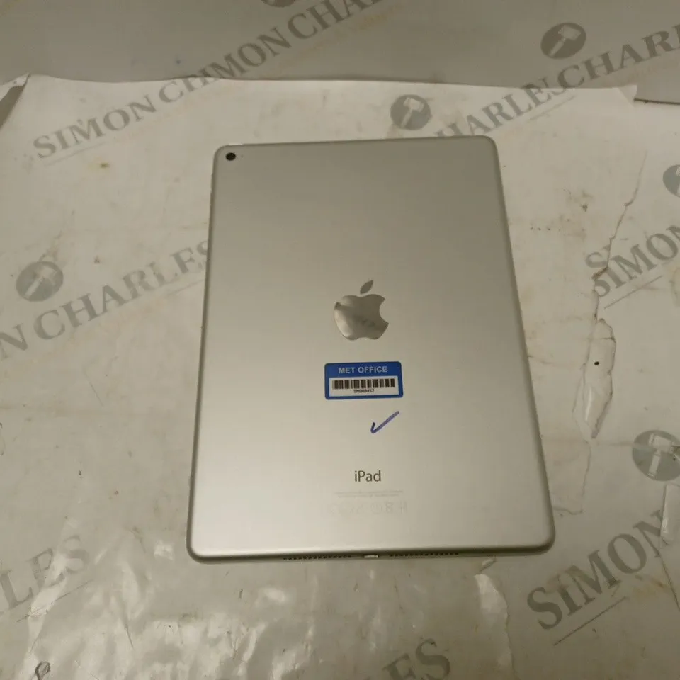 APPLE IPAD IN SILVER MODEL A1566