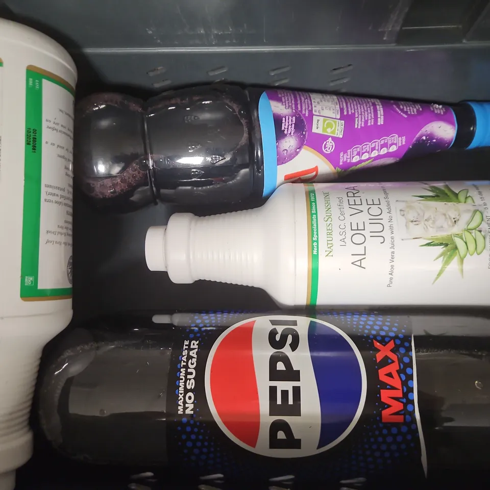 APPROXIMATELY 8 ASSORTED FOOD AND DRINK ITEMS TO INCLUDE RHEAL SUPERFOOD BLEND, TREK PROTEIN FLAPJACKS, ETC