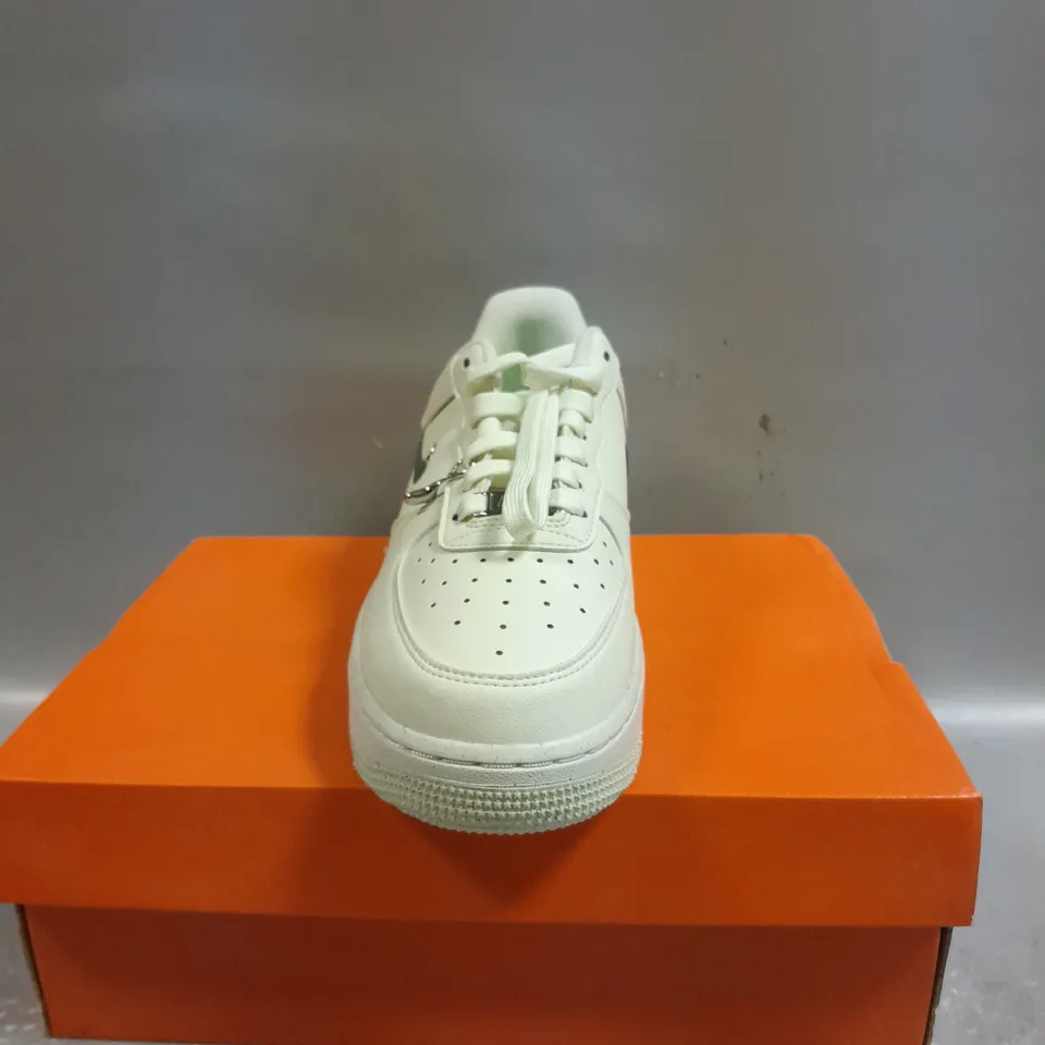 BOXED PAIR OF NIKE W AIR FORCE 1 TRAINERS IN WHITE - 5