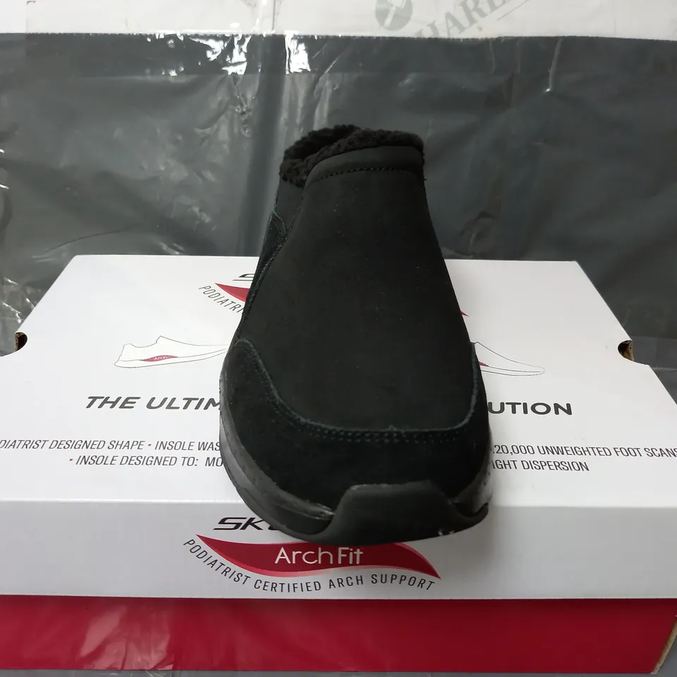 BOXED PAIR OF SKECHERS ARCHFIT SLIP ON BLACK SOFT SHOES - SIZE 7