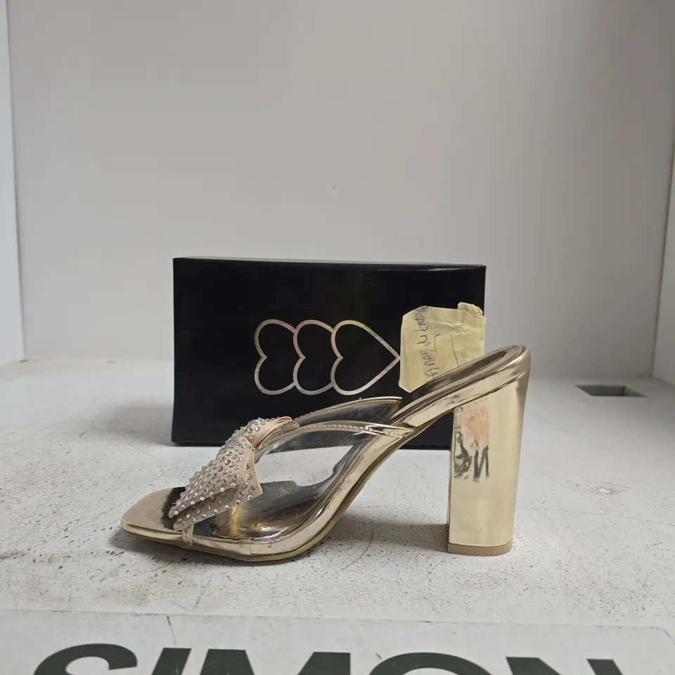 KOI WOMEN'S GOLD METALLIC HEELED SANDALS WITH RHINESTONE BOW – UK 7 (EU 40)