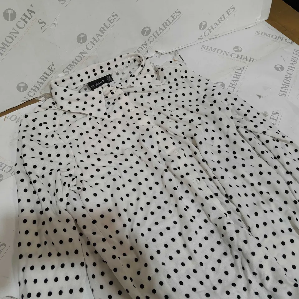 NINA HI LO SHIRT WHITE/BLACK MINI TOSSED DOT SIZE L